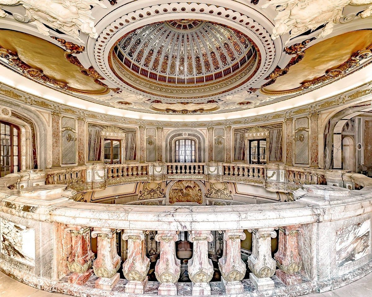 The marble rotunda inside Palacio Paz, beneath its stained-glass dome